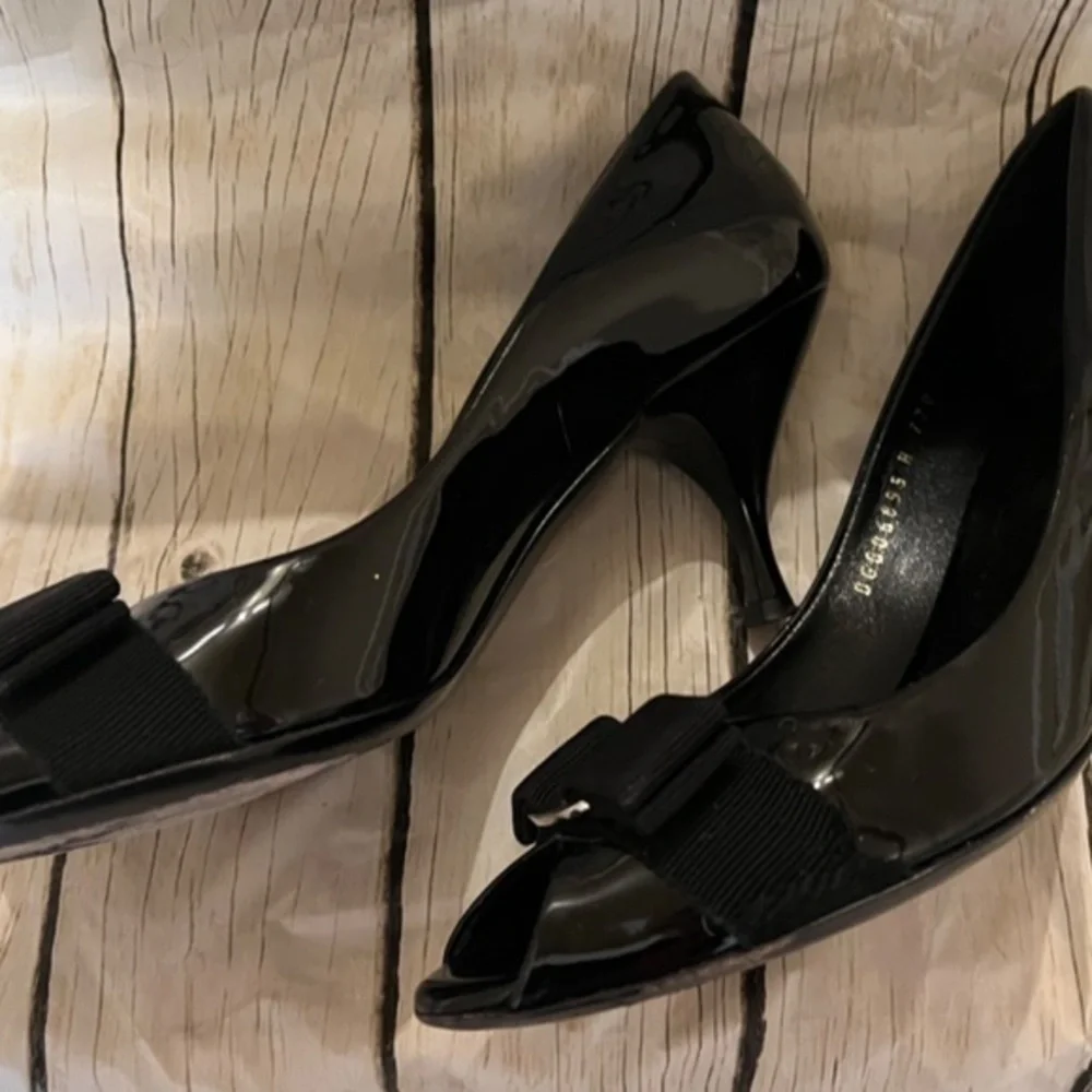 Salvatore Ferragamo Ribes 70 Vara‎ Bow Black Patent Shoes Heels Pumps 7.5 AA
